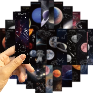 Dettaglio di segnalibri a tema spazio con disegni planetari e sfondi stellati scuri