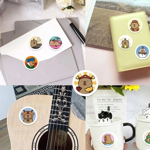 500 Stück Capybara Aufkleberrolle mit süßen Cartoon-Designs für Scrapbooking und Deko
