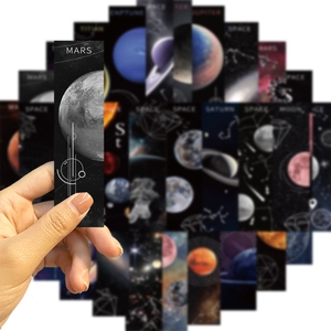 Dettaglio di segnalibri a tema spaziale con stampe di pianeti e motivi del cosmo oscuro