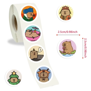 Nahaufnahme von runden 2,5 cm Capybara-Aufklebern auf Rolle für das Scrapbooking