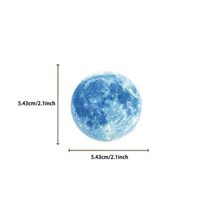 Dettaglio dell'adesivo luna blu da 5,43 cm per decorazioni di laptop, chitarre e valigie