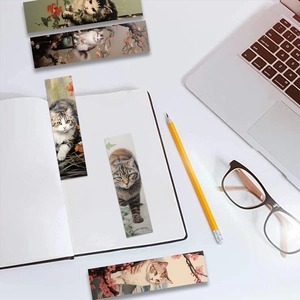 Set de marque-pages vintage style japonais avec chats sur un bureau et carnet