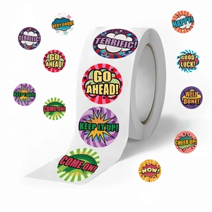 Rol van 500 kleurrijke pop-art beloningsstickers voor kinderen met motiverende teksten