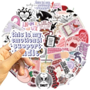 Nahaufnahme des lila wasserfesten Bookish-Stickers mit This is my emotional support Kindle