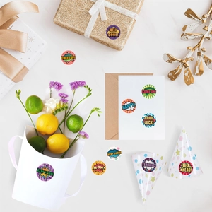 Detailopname van kleurrijke ronde beloningsstickers met motiverende teksten op marmeren tafel