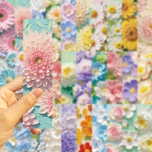 Dettaglio di un segnalibro artistico con pittura a olio floreale 3D su sfondo azzurro