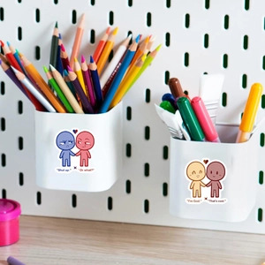Nahaufnahme süßer Cartoon-Sticker auf weißem Aufbewahrungsbehälter für DIY-Dekoration
