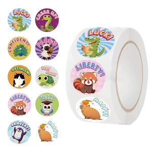 Rol van 500 cartoon dierenstickers met motiverende Engelse woorden voor beloningen