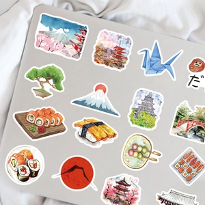 Détail d'autocollants de voyage japonais à l'aquarelle sur un ordinateur avec sushi et Fuji