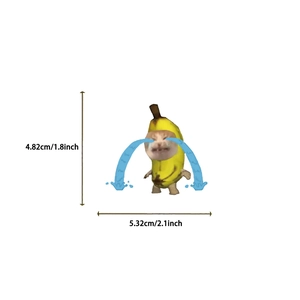 Vista detallada de la pegatina de Banana Cat mostrando medidas de 2,1 x 1,8 pulgadas reales