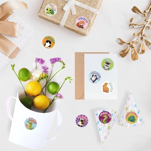 Rol met 500 cartoon dierenbeloningsstickers voor kinderen met motiverende Engelse teksten