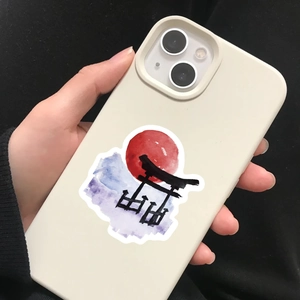 Détail d'une coque iPhone crème avec porte torii japonais et motif de montagne aquarelle
