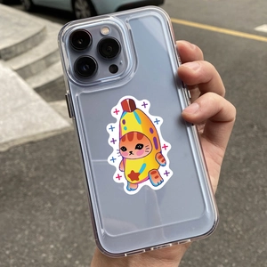 Detalle de funda transparente para iPhone con gato banana de dibujos y marco protector de cámara