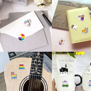 500 bunte Cartoon-Tieraufkleber Set auf Laptop Gitarre und Trinkflasche dekoriert