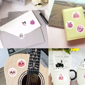 Rosa Halloween-Sticker auf Umschlag, Notizbuch, Gitarre und Becher zur Dekoration