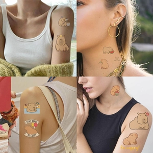 Gros plan de tatouages temporaires de capybara mignons pour cadeaux de fête
