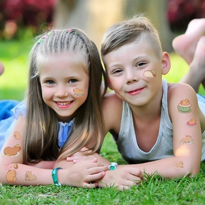 Vue détaillée de tatouages temporaires de capybara pour enfants sur la peau en plein air