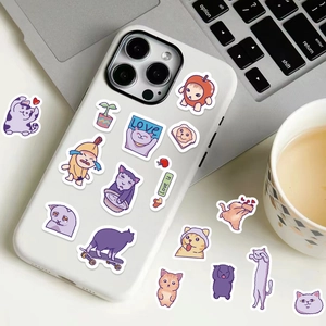 Dettaglio di simpatici adesivi con gatti viola e arancioni su una cover bianca per cellulare