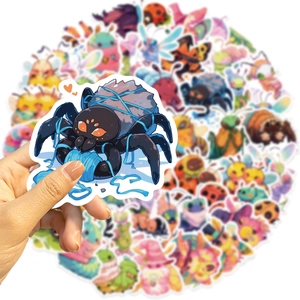 Mano che tiene un adesivo di ragno carino da un set di 50 decalcomanie di insetti colorati