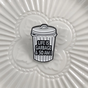Broche humoristique en émail poubelle blanche avec texte Life Is Garbage & So Am I