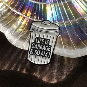 Vue détaillée du pin's en émail en forme de poubelle avec texte Life Is Garbage