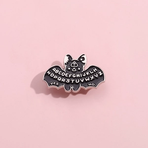 Spilla smaltata a forma di pipistrello nero per Halloween con lettere Ouija e scritte Yes/No