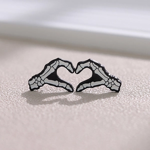 Broche cœur main de squelette gothique en émail noir et blanc pour décoration de sac