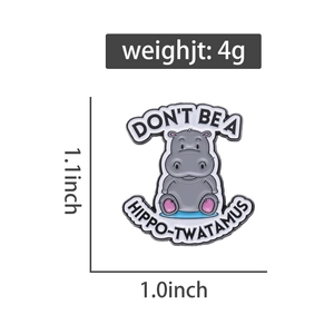 Vue détaillée du pin's hippo en émail gris montrant les dimensions 1,1x1,0 pouces et 4g