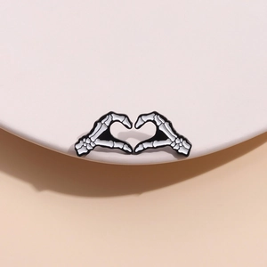 Broche en Email Cœur Mains de Squelette Gothique Noir Blanc Punk Main de Fantôme Broche en Alliage pour Sac à Dos Vêtements Cadeau Halloween