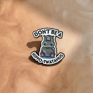 Broche en émail hippopotame gris mignon avec texte Don't Be A Hippo-Twatamus