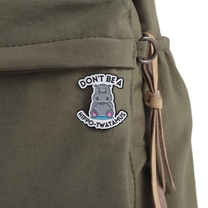 Détail du pin's hippopotame en émail sur toile avec le texte DON'T BE A HIPPO-TWATAMUS