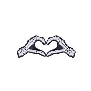 Broche gothique mains de squelette formant un cœur, émail noir et blanc métal