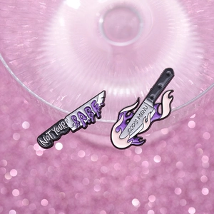 Spille in smalto stile gotico con motivi a pugnale e coltello in rosa e viola