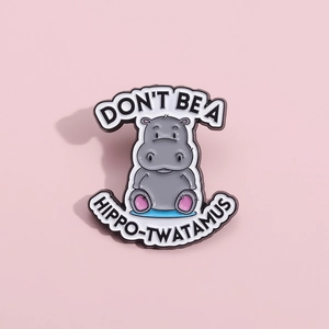 Broche en émail hippopotame avec texte anglais créatif sur fond rose pastel