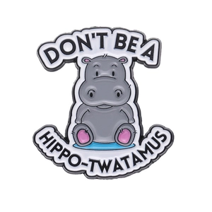 Broche en émail hippopotame gris sur une flaque bleue avec un jeu de mots en anglais