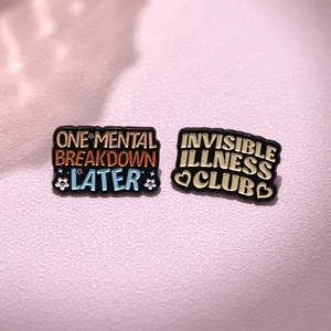 Minimalistisches Emaille-Pin-Set mit ONE MENTAL BREAKDOWN LATER und INVISIBLE ILLNESS CLUB