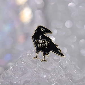 Creative black crow alloy brooch with golden 'I REMEMBER FACES' text engraving