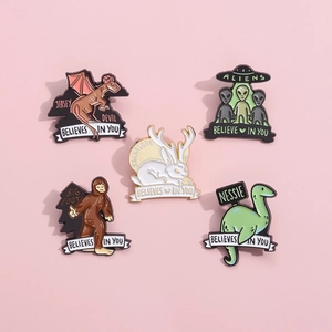 Cartoon Kryptiden Emaille Pins Set Bigfoot Alien Nessie Jackalope Jersey Teufel Legierung Brosche Mit Motivationszitat Schmuck
