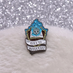 Pin's émaillé flamme bleue avec dé D20 et texte Roll For Initiative sur velours