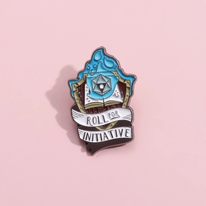 Broche en émail avec dé d20 et motif de livre avec texte Roll for Initiative