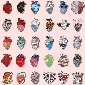 Broches en Émail en Forme de Cœur Anatomique et Côtes Badge de Squelette Unique pour Bijoux Halloween Cadeaux Accessoires Femmes Hommes