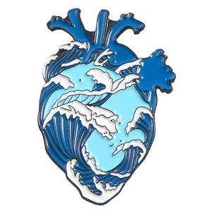 Détail du pin's cœur anatomique en émail avec motif La Grande Vague de Kanagawa