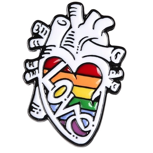 Gros plan détaillé d'un pin's en émail cœur arc-en-ciel avec le motif du texte LOVE