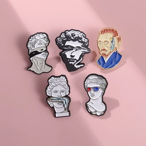 Set di spille smaltate David e Van Gogh con elementi Pop Art su sfondo rosa
