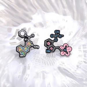 Spille creative in smalto a struttura molecolare chimica con dettagli di fiori di ciliegio