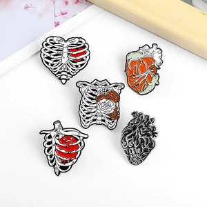 Lot de 5 épingles en émail anatomiques avec cœur, côtes et roses pour Halloween