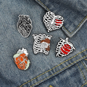 Lot de 5 broches en émail avec cœurs et côtes anatomiques sur fond denim foncé