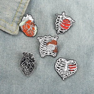 Lot de 5 broches d'anatomie en émail avec cœur et côtes sur fond en tissu denim bleu