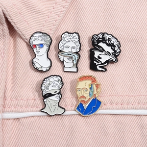 Spille smaltate artistiche con sculture pop art e personaggi d'arte su tessuto denim