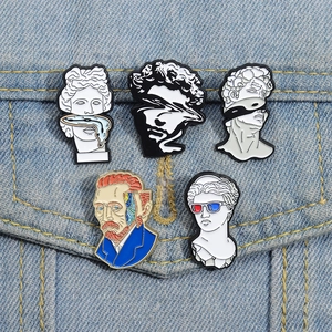 Spille artistiche in smalto con motivi creativi di David e Van Gogh su sfondo in denim blu